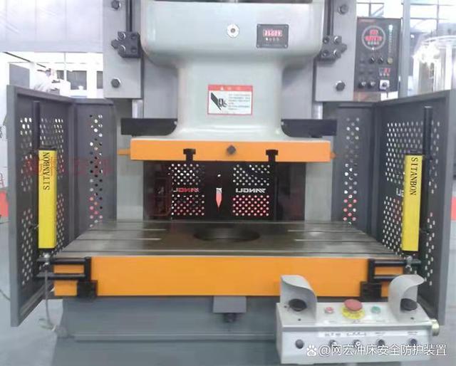 網(wǎng)宏高端聯(lián)動帶側鎖機構沖床安全門 滿足日企嚴苛要求的沖壓設備防護解決方案